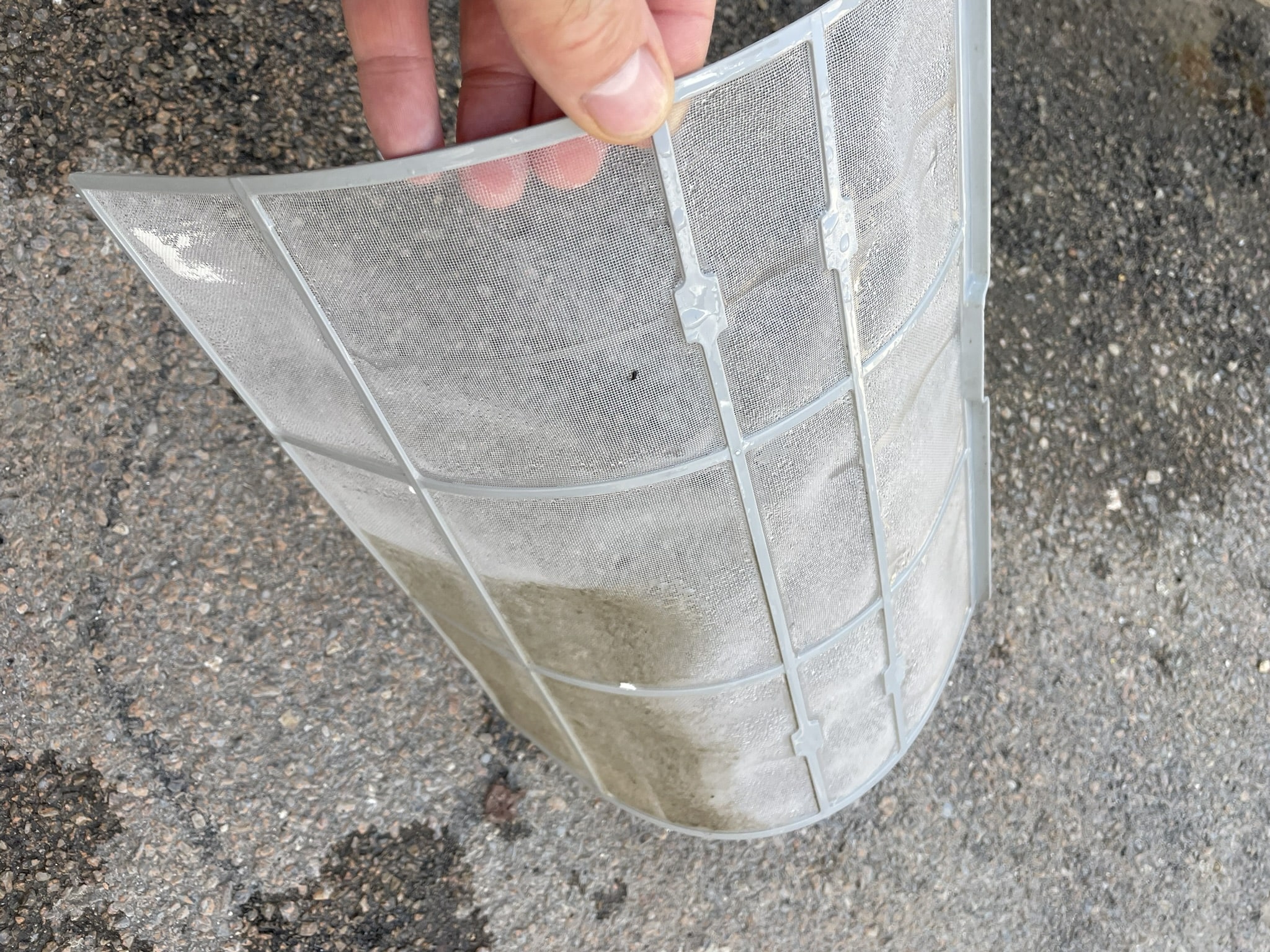 filtre de climatisation en cours d'entretien